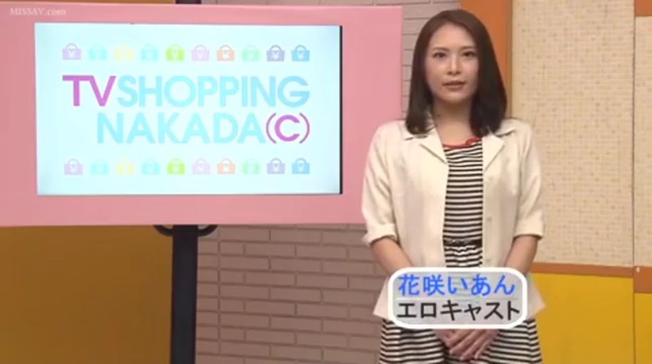 职业微笑 · 录影棚 · 电视购物LOGO牌 · 黑白横条纹连衣裙 · 人物半身特写