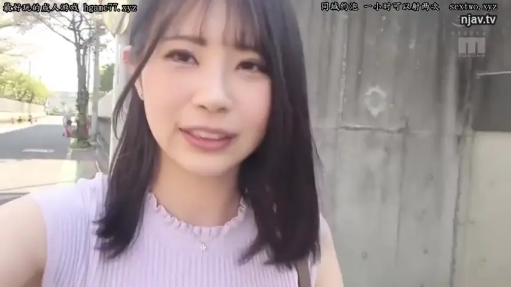 脸部 · 站姿 · 微笑 · 注视 · 户外 · 长发 · 无袖针织衫