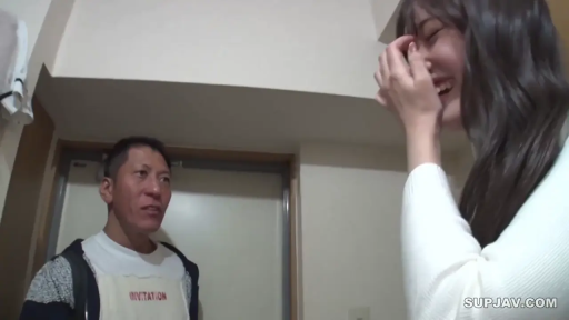 公寓 · 大笑 · 白色围裙 · 女性面部特写 · 围裙 · 无特殊细节