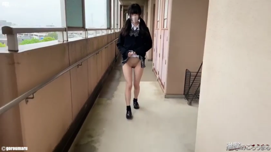 皮鞋 · 下半身特写 · 口罩 · 学校走廊 · 无遮挡 · 无 · 无法判断