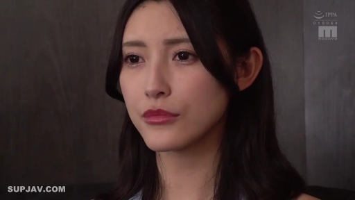 室内 · 脸部特写 · 注视 · 长发 · 正面 · 浅色吊带 · 忧伤