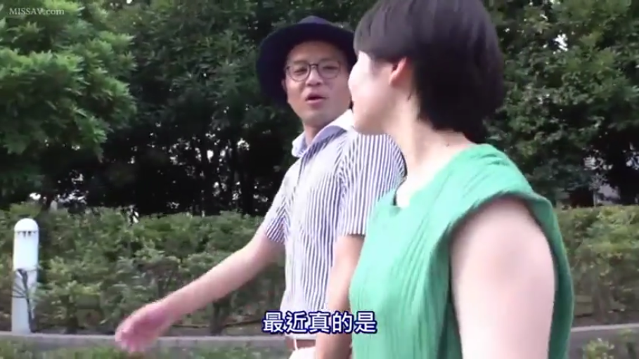 绿色上衣 · 侧面中景 · 绿化带 · 交谈中 · 字幕显示