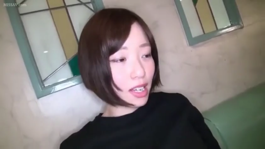 室内 · 坐姿 · 交谈 · 自然 · 面部特写 · 短发 · 黑色上衣