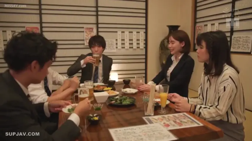 交谈 · 西装 · 筷子 · 日式餐厅 · 桌上有酒菜