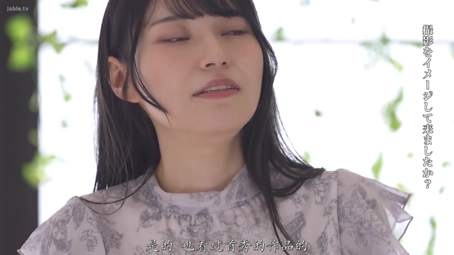 室内 · 脸部特写 · 迷离 · 站姿 · 长发 · 访谈 · 碎花裙