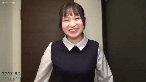 房间门口 · 脸部特写 · 白色领子深色背心裙 · 开心的笑容