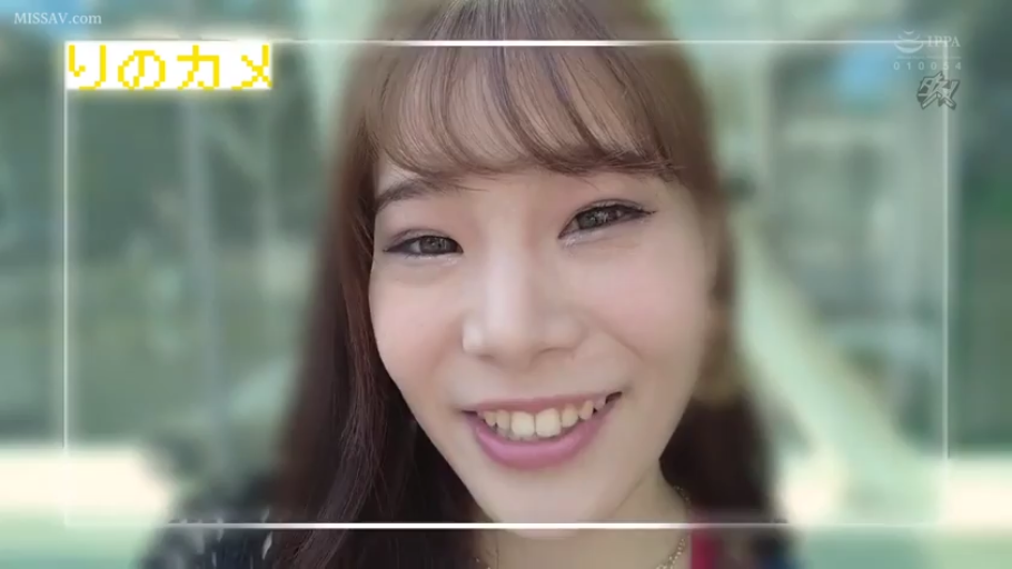 脸部特写 · 微笑 · 第一人称视角 · 户外 · 常服 · 注视镜头 · 正对面