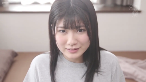 脸部特写 · 卧室 · 温柔 · 灰色圆领T恤