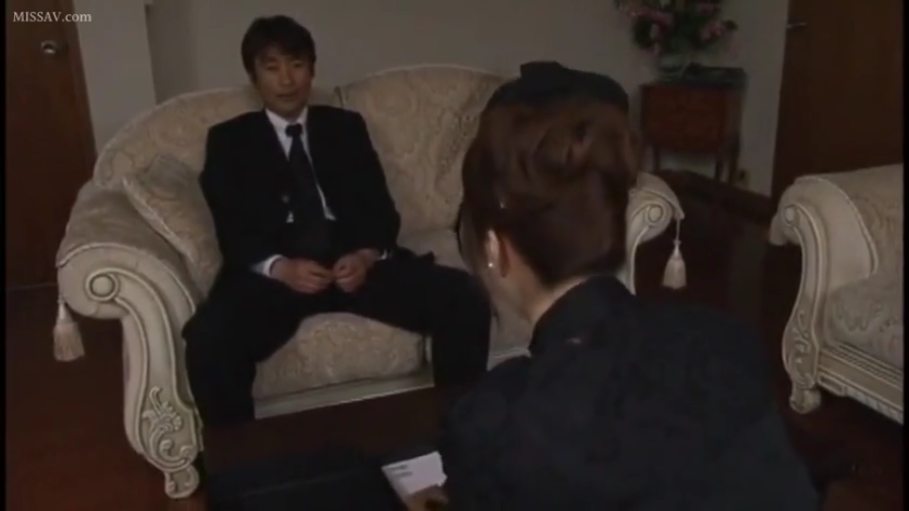 平静 · 休息室 · OL制服 · 文件 · 中景过肩视角