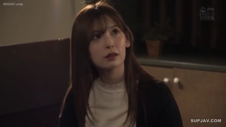 室内 · 坐姿 · 面部特写 · 长发 · 观看 · 白色高领衫 · 疑惑