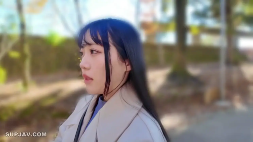 站立 · 自然 · 户外 · 侧脸 · 浅色大衣 · 观望 · 长直发
