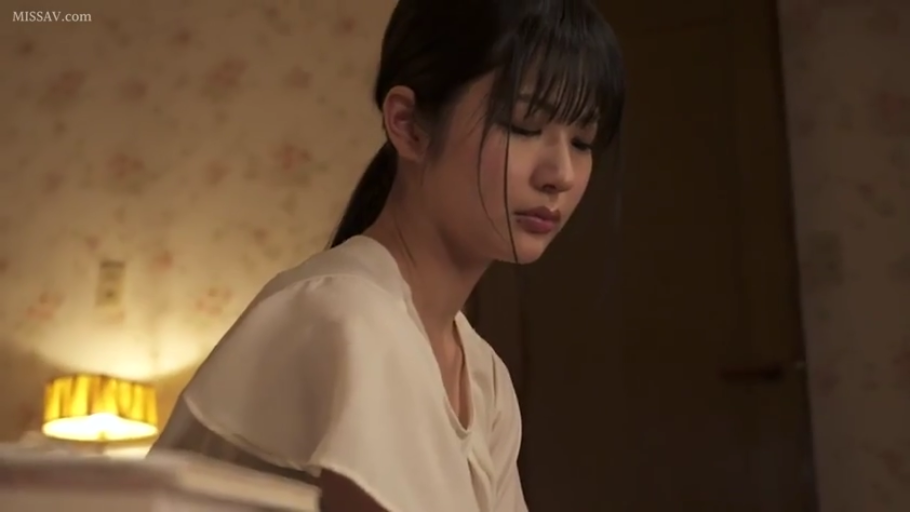 室内 · 忧郁 · 脸部 · 低头 · 静坐 · 台灯 · 白色上衣 · 马尾辫