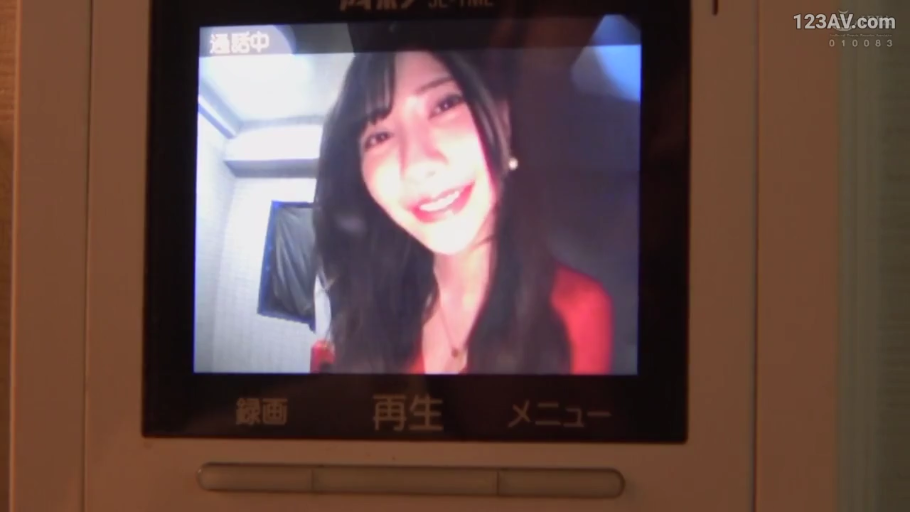 温柔 · 门口 · 监控视角 · 红色上衣 · 女性面部特写 · 监控对讲机