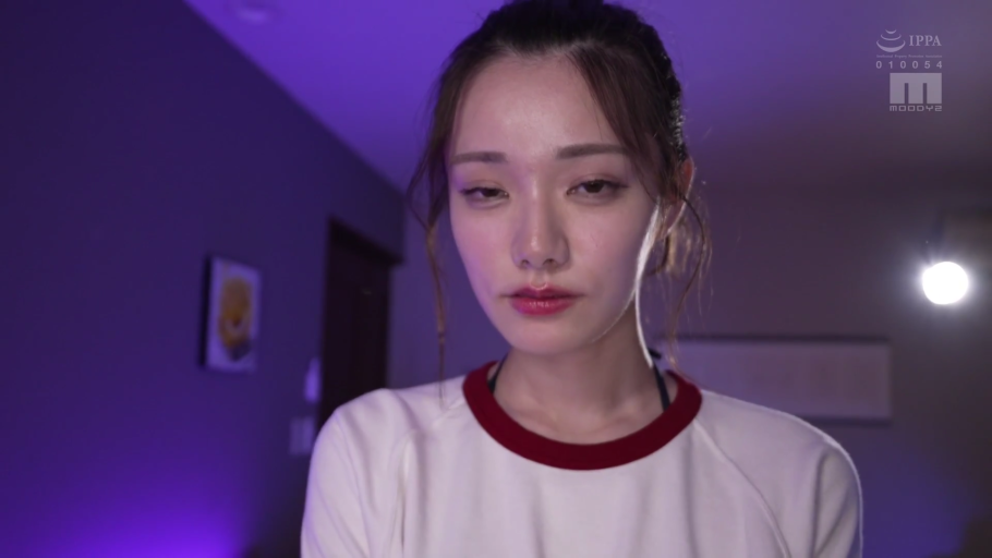 Hotel room · Close-up of the face · 情欲感 · 白底红领运动上衣