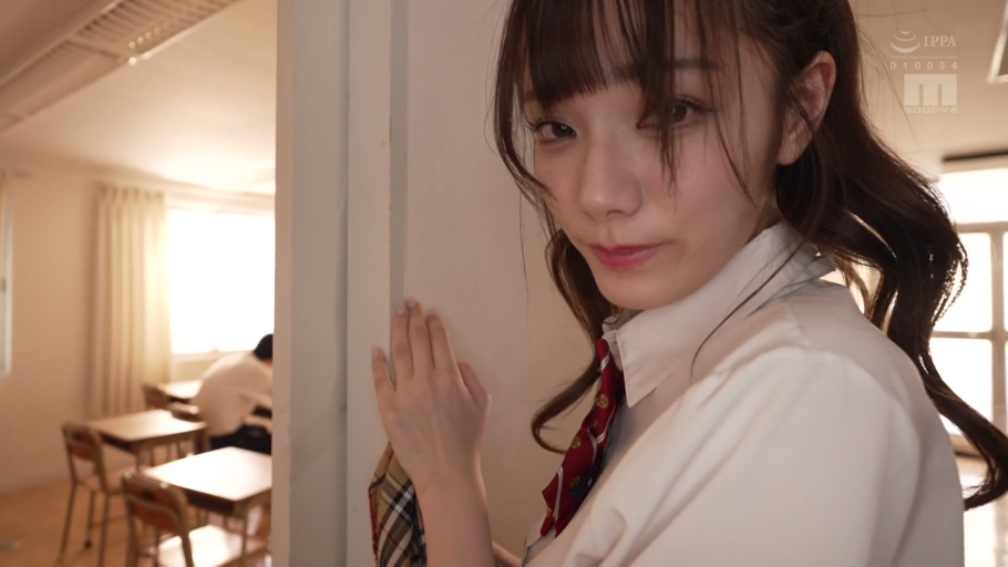 教室 · 眼神特写 · 偷窥感 · 白色校服衬衫