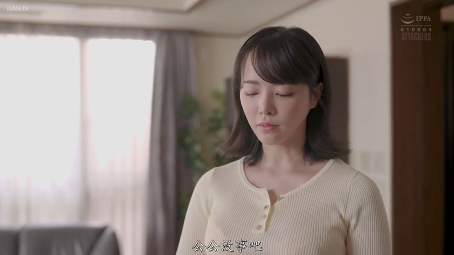 站立 · 客厅 · 半身 · 针织衫