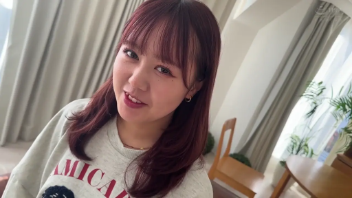 室内 · 坐姿 · 脸部特写 · 微笑 · 看着镜头 · 红棕色长发 · 灰白色卫衣