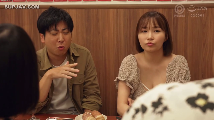 餐厅 · 餐盘 · 男演员面部特写 · 木质纹理墙壁 · 女人严肃凝视 · 男子身穿卡其色休闲衬衫内搭白T
