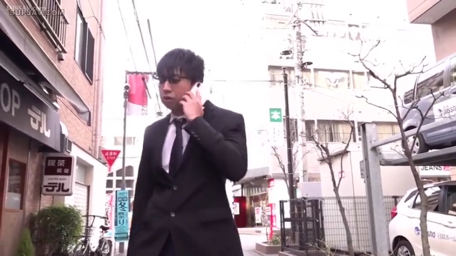 真剣 · 携帯電話 · 深色西装 · 日本街道 · 人物半身特写 · 街头外景