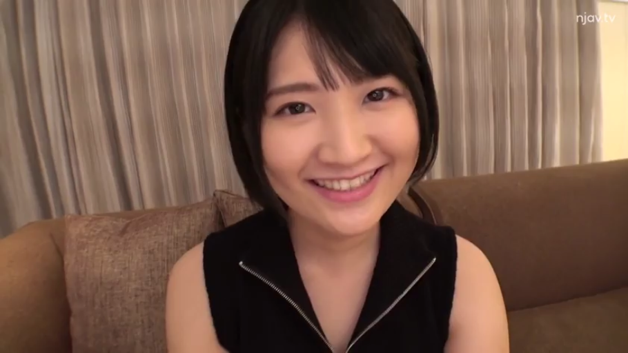 坐姿 · 脸部特写 · 室内沙发 · 黑色拉链无袖衫