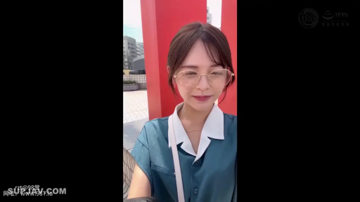 眼镜 · 站姿 · 微笑 · 面部特写 · 户外 · 自拍 · 绿色衬衫 · 亚裔女性