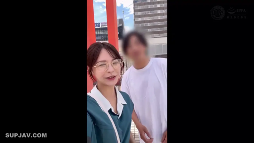 眼镜 · 站姿 · 自然 · 半身 · 休闲装 · 户外 · 录制 · 人脸打码