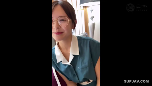 房间 · 眼镜 · 脸部特写 · 微笑 · 青绿色翻领上衣