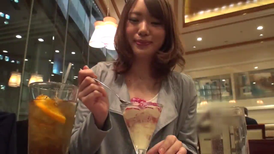 坐姿 · 微笑 · 半身 · 餐厅 · 进食 · 甜点 · 生活化 · 灰色外套