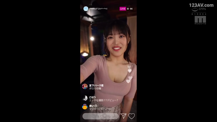 室内 · 胸部特写 · 微笑 · 粉色紧身长袖T恤 · 观众评论