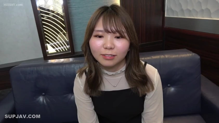 上半身特写 · 交谈 · 白色透视上衣 · 沙发
