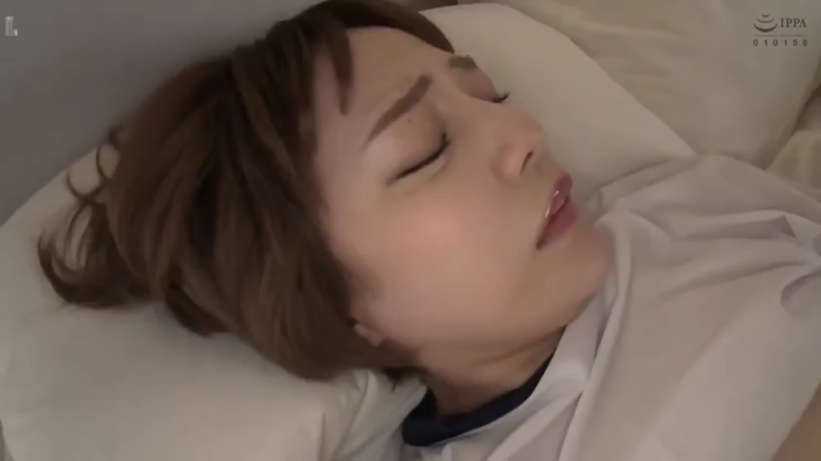床上 · 沉醉 · 面部表情特写 · 白色运动T恤 · 性交中