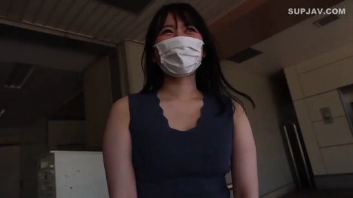 Corridor · 上半身特写 · 微笑着 · White mask · 深蓝色无袖上衣