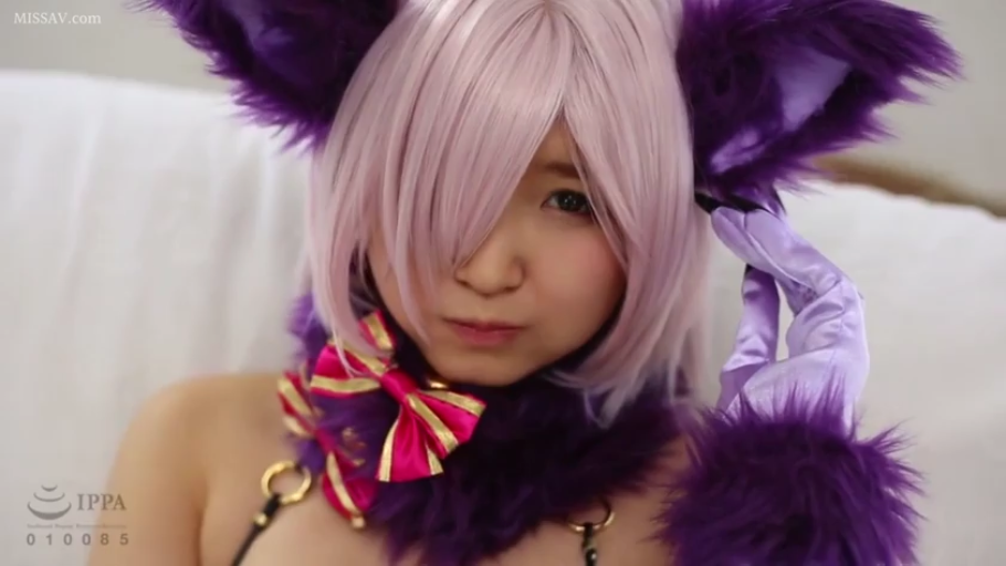 室内 · 面部特写 · 注视镜头 · 正面坐姿 · Cosplay服饰 · 兽耳 · 可爱表情