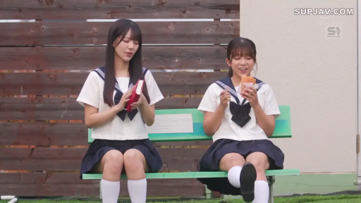 坐姿 · 中景 · 微笑 · 户外 · 水手服 · 进食 · 校园风 · 书本