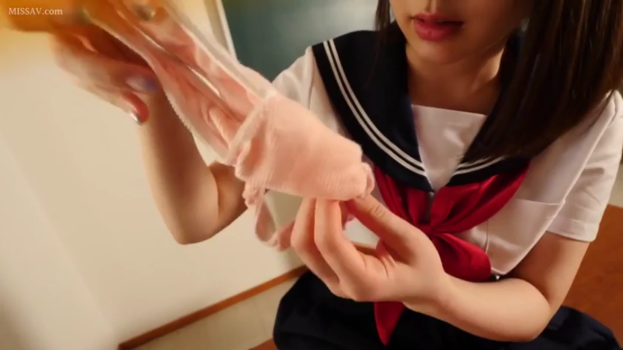 室内 · 坐姿 · 诱惑 · 水手服 · 展示内裤 · 手部特写