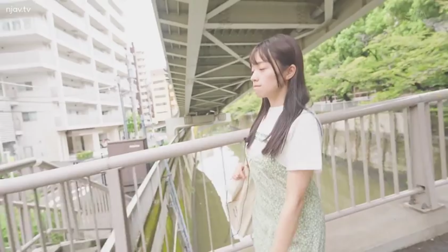 自然 · 自然光 · 碎花吊带裙 · 侧脸特写 · 单肩包 · 城市河道边