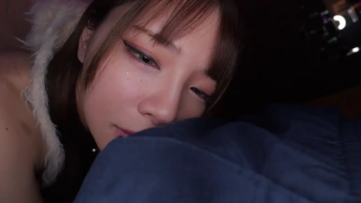 脸部特写 · 卧室 · 迷离 · 枕头 · 凝视 · 趴卧 · 高清 · 毛绒衣领