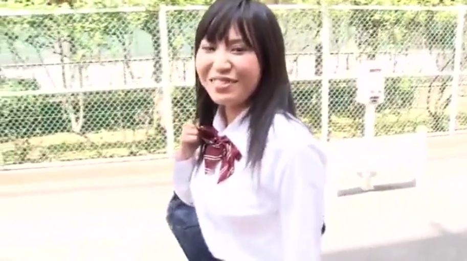 微笑 · 室外 · 头部特写 · 书包 · 红色领带