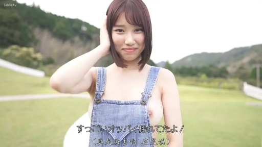 胸部 · 站立 · 微笑 · 户外 · 露点 · 牛仔背带裤 · 撩头发