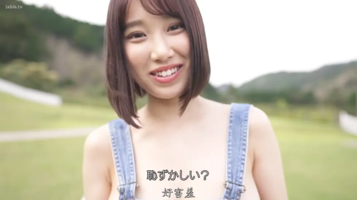 肩部特写 · 温柔 · 中文字幕 · 户外草地 · 牛仔背带裙