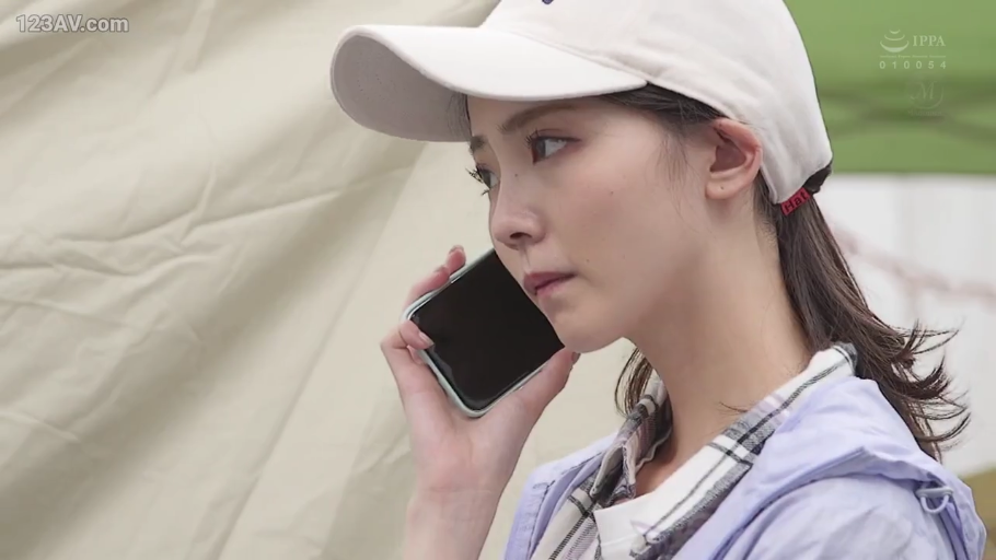 营地 · 长发 · 侧脸特写 · 智能手机 · 接听电话 · 白色鸭舌帽 · 侧站 · 神情严肃