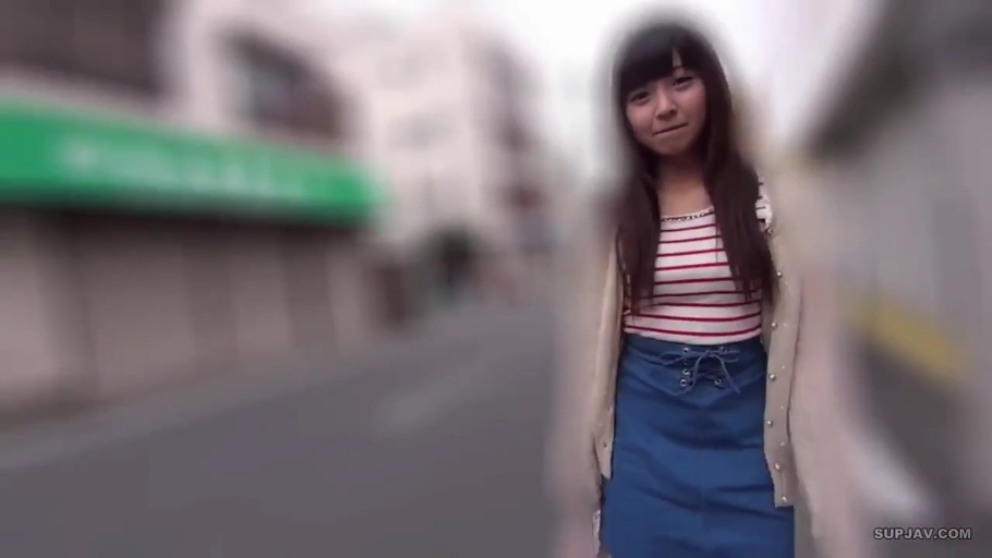 温柔 · 面部特写 · 街道 · 浅色开衫
