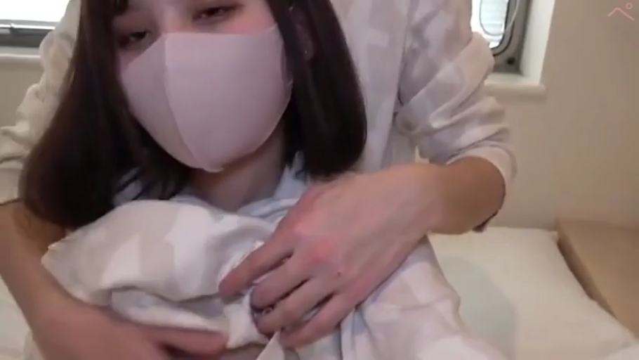 卧室 · 手部特写 · 顺从 · 口罩 · 粉色口罩