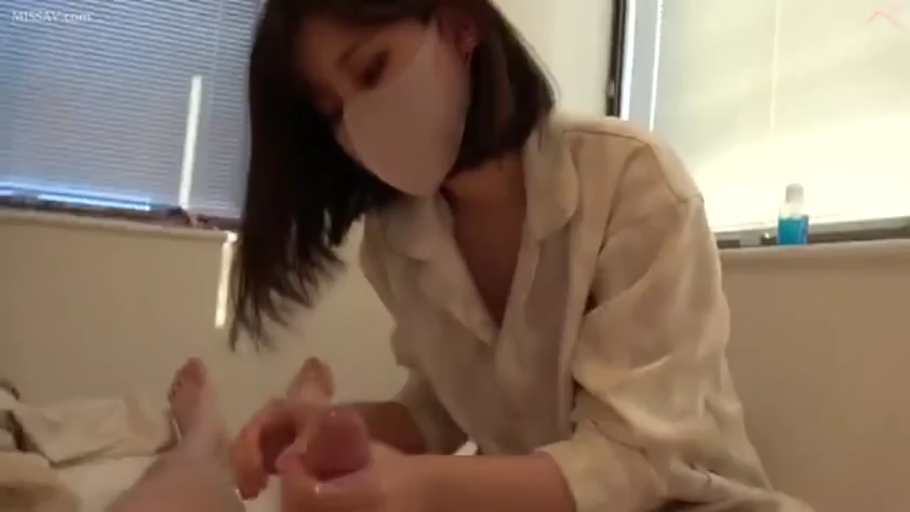 遮挡表情 · 卧室 · 口罩 · 阴茎特写 · 撸管 · 白色衬衫睡衣