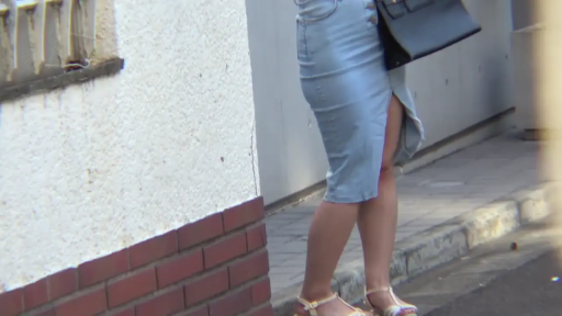 站立 · 手提包 · 室外 · 下半身特写 · 凉鞋 · 停留 · 街头随拍