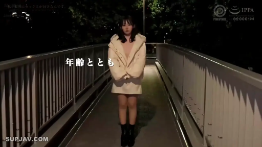 字幕 · 略显忧郁 · 黑色短靴 · 夜晚 · 人物全身中景