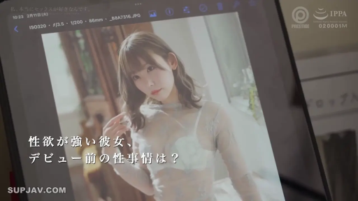 室内 · 诱惑 · 透明薄纱上衣 · 平板电脑 · 女子上半身特写 · 显示拍摄参数信息