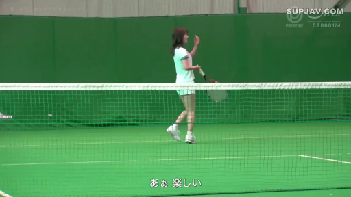 全身 · 愉悦 · 站姿 · 网球拍 · 运动题材 · 网球服 · 打网球 · 室内网球场