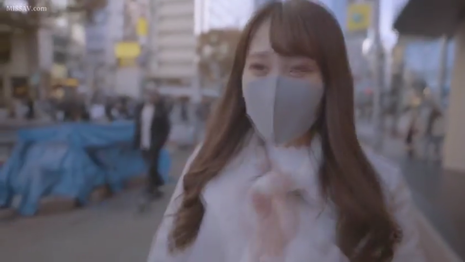 面部特写 · 微笑着 · 白色外套 · 城市街道 · 灰色口罩