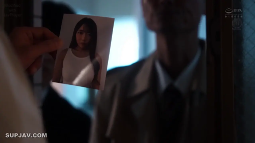 门口 · 持物 · 剧情 · 风衣 · 照片 · 相片特写 · 看照片